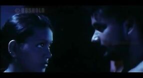 Schöne tamilische Schauspielerin spielt in einem dampfenden Video die Hauptrolle 1 min 20 s