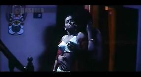 Schöne tamilische Schauspielerin spielt in einem dampfenden Video die Hauptrolle 1 min 30 s