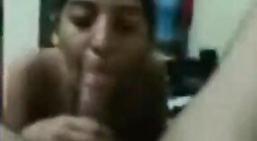 Tirupur Maid在这个肮脏的视频中给出了一个感性的口交和燕子暨 2 敏 00 sec