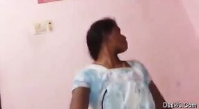 Ibu rumah tangga Tamil Salem Agawa menjadi nakal dengan Getaran Bilujubi dalam video beruap ini 0 min 0 sec