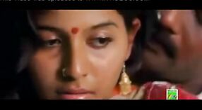 Anjali, aktris Tamil, membintangi film romantis yang menampilkan catur 2 min 00 sec