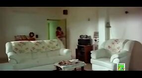 Anjali, die tamilische Schauspielerin, spielt in einem romantischen Film mit Schach die Hauptrolle 3 min 00 s