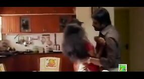 Anjali, Tamilska aktorka, występuje w romantycznym filmie z szachami 4 / min 00 sec