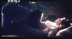 Pulchna dziewczyna w gorącym filmie tamilskim spuszcza się podczas zabawy z jej piersiami 1 / min 20 sec