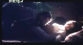 Pulchna dziewczyna w gorącym filmie tamilskim spuszcza się podczas zabawy z jej piersiami 1 / min 30 sec