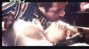 एक गर्म तमिल फिल्म में एक गोल-मटोल लड़की सह उसके स्तनों के साथ खेल रहा है, जबकि 2 मिन 20 एसईसी