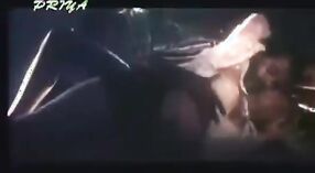 Ein molliges Mädchen in einem heißen tamilischen Film spritzt beim Spielen mit ihren Brüsten 2 min 50 s