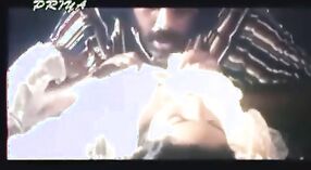 Ein molliges Mädchen in einem heißen tamilischen Film spritzt beim Spielen mit ihren Brüsten 1 min 10 s