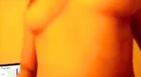 Chica sexy en un nuevo video porno tamil muestra sus grandes tetas 1 mín. 40 sec