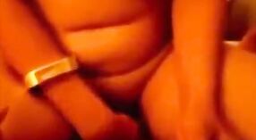 Chica sexy en un nuevo video porno tamil muestra sus grandes tetas 2 mín. 30 sec