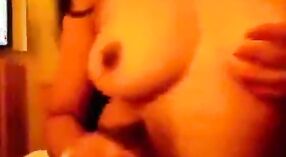 Une fille sexy dans une nouvelle vidéo porno tamoule montre ses gros seins 3 minute 10 sec