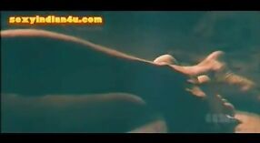 Przyjaciel przytula piersi swojej żony i poniża ją w tamilskim filmie xxx 4 / min 10 sec