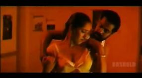 Een vriend omhelst de borsten van zijn vrouw en gaat haar vernederen in een tamil xxx-film 0 min 30 sec