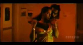 Друг обнимает грудь своей жены и продолжает унижать ее в тамильском ХХХ фильме 0 минута 40 сек