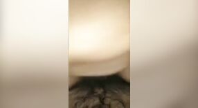 గురువు మరియు మాస్ట్రో కారులో ఉద్వేగభరితమైన ముద్దులో పాల్గొంటారు 2 మిన్ 20 సెకను
