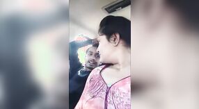 Insegnante e maestro impegnarsi in appassionato baciare in auto 0 min 50 sec