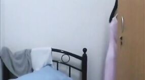 فتاة التاميل الجميلة في فيديو سنز تظهر حركاتها المثيرة وتقفز على النجا 0 دقيقة 50 ثانية