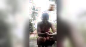 Ein tamilisches Mädchen aus dem Dorf Salem gönnt sich dampfenden Sex im Badezimmer 0 min 0 s