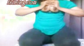 Belle actrice tamoule exhibe ses gros seins et barbouillé dans une vidéo chaude 1 minute 00 sec