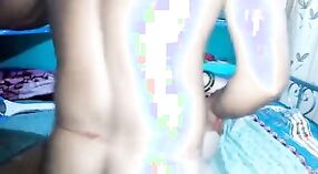 Seorang anak laki-laki terangsang dengan menjilati vaginanya sendiri dalam sebuah video panas 2 min 30 sec