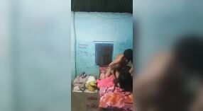 Видео, на котором мужчина, родившийся в Уилллейке, проникает к своей жене из деревни Салем 0 минута 0 сек