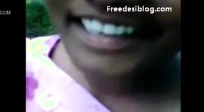 Красивая тамильская девушка из Поллачи Аммут демонстрирует свою черную грудь 1 минута 50 сек