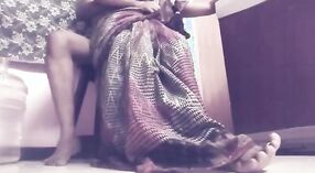 Bella tamil moglie indulge in lei addiction a il casa 4 min 20 sec