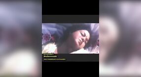 Femme tamoule allaite dans une scène sensuelle 12 minute 00 sec