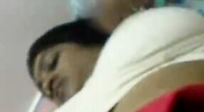 Tamil Aunty Chez Vidyos Melakukan Penipuan Seksual dalam Video Seks Panas 1 min 20 sec