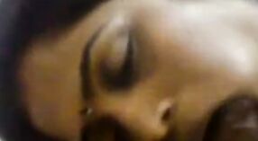 Tamil Aunty Chez Vidyos Takes op seksueel Deception in heet seks Video - 3 min 10 sec
