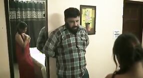 Tamilski domowy seks wideo vunara z pokojówką, która zmieniła sukienkę 3 / min 00 sec