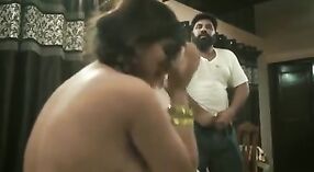 Vunars tamilisches Heimsexvideo mit der Magd, die ihr Kleid gewechselt hat 5 min 20 s