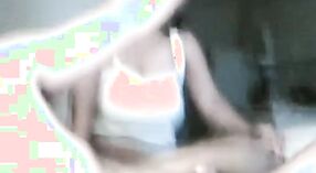 Супер сексуальная девушка с большими сиськами трахается в свою киску на тамильском видео 6 минута 20 сек