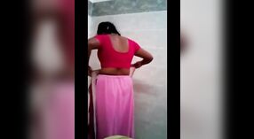 Красивая тамильская тетушка раздевается в этом горячем видео 3 минута 10 сек