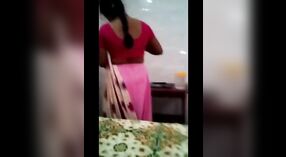 Schöne tamilische Tante zieht sich in diesem heißen Video aus 3 min 40 s