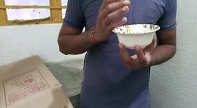 Tamil hizmetçi içinde mutfak reciting müzik için zevk kendini 0 dakika 0 saniyelik
