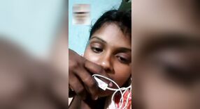 Tirupur'un en ateşli siyah güzelliği seksi vücudunu gösteriyor 0 dakika 0 saniyelik