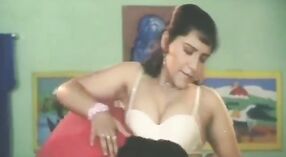 Película de ajedrez con Reshma arrodillándose y mostrando sus grandes tetas 0 mín. 40 sec