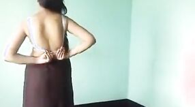 சென்னையைச் சேர்ந்த கயதி ஒரு பெண் உடையில் குறும்பு பெறுகிறார் 1 நிமிடம் 30 நொடி