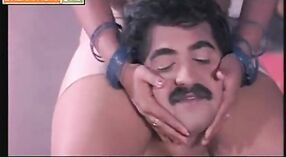 Tamil aktorka Chaz Moway zdradza swojego chłopaka w filmie anty-Sleep 0 / min 0 sec