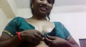 Tamilische Tante Jackite aus Salem macht sich mit nackten Hühnern schmutzig 1 min 10 s