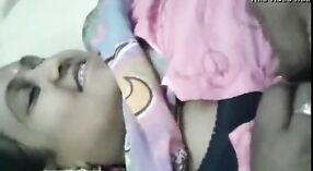 Szachy wideo z tamil aunty Antti Sari pokazywanie od jej piersi 2 / min 00 sec