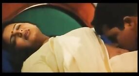 Een volwassen dame in een Tamil Schaken film verwent zich met borst Spelen en speelt met zichzelf 1 min 50 sec
