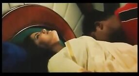 Een volwassen dame in een Tamil Schaken film verwent zich met borst Spelen en speelt met zichzelf 2 min 20 sec