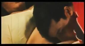 एक तमिल शतरंज फिल्म में एक परिपक्व महिला स्तन खेलने में लिप्त है और खुद के साथ खेलता है 5 मिन 50 एसईसी