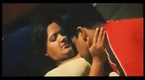 एक तमिल शतरंज फिल्म में एक परिपक्व महिला स्तन खेलने में लिप्त है और खुद के साथ खेलता है 6 मिन 20 एसईसी