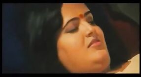 Una mujer madura en una película de ajedrez tamil se entrega al juego de los senos y juega consigo misma 6 mín. 50 sec