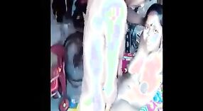 Annie Kolundan, a irmã mais velha de um homem mais novo, estrela este vídeo pornográfico tamil 2 minuto 00 SEC