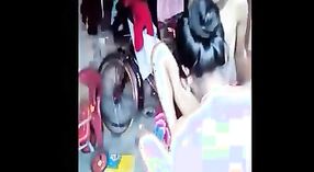 Annie Kolundan, la sœur aînée d'un jeune homme, joue dans cette vidéo porno tamoule 5 minute 00 sec