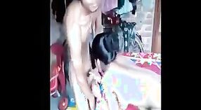 Annie Kolundan, la sœur aînée d'un jeune homme, joue dans cette vidéo porno tamoule 0 minute 40 sec